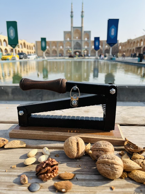 هسته شکن با پایه MDF و دسته چوبی